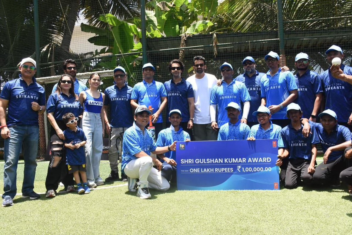 A moment of appreciation! #ZaheerKhan #RaviBhagchandka and the #Srikanth team, including #RajkummarRao, #AlayaF, #SharadKelkar, #BhushanKumar, director #TusharHiranandani, #NidhiHiranandani, #ShivChanana and #SrikanthBolla, express gratitude to visually impaired players with…