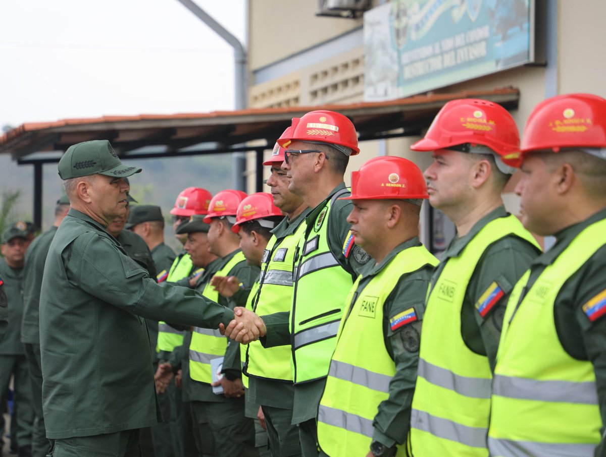 Desde el Fuerte Tavacare, el General en Jefe @vladimirpadrino acompañado del Estado Mayor Superior de la FANB dio inicio a la Jornada Especial de la Gran Misión Negro Primero, la Fuerza Armada Nacional Bolivariana trabaja en pro del bienestar, y la protección del pueblo llanero.