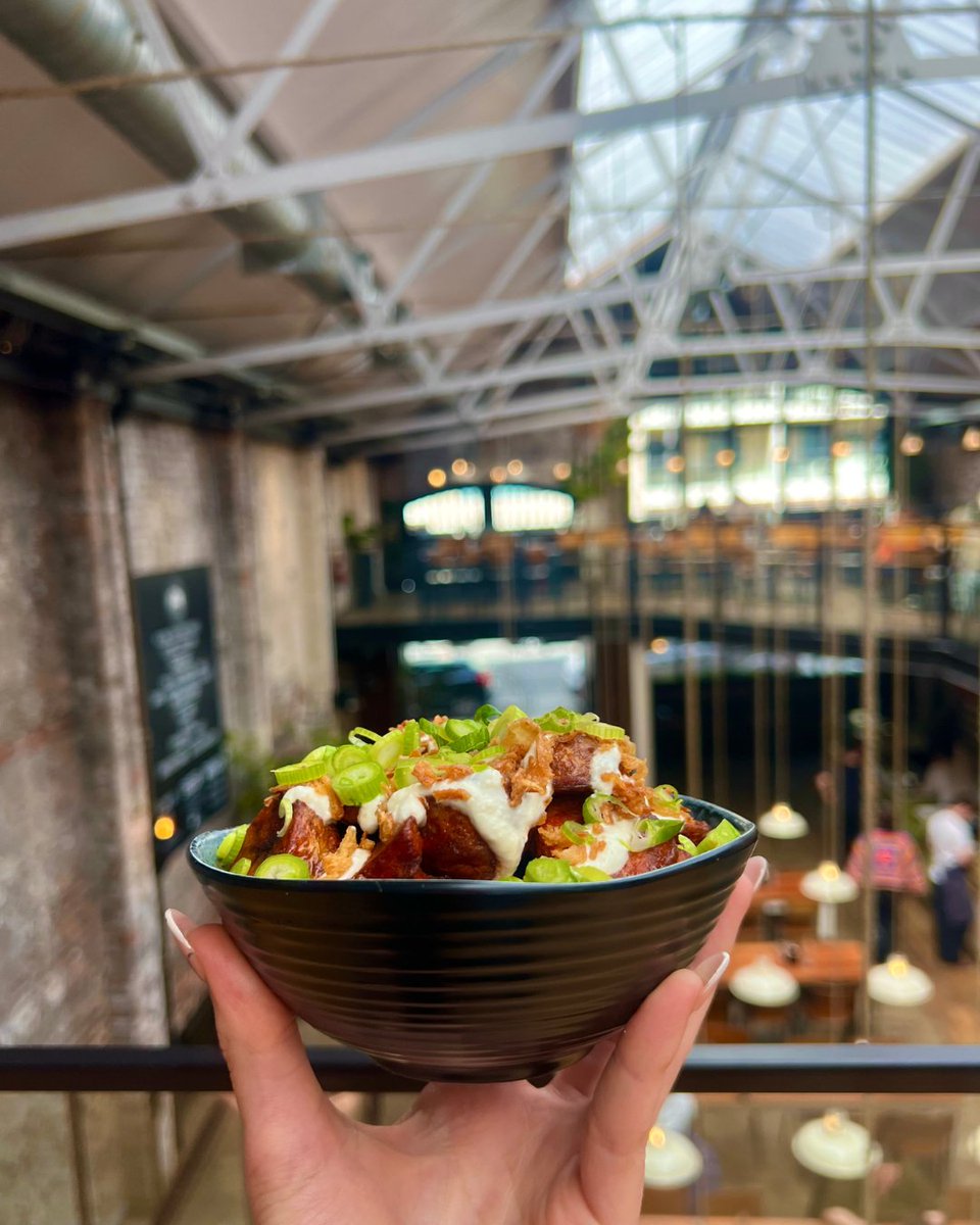 Our Crispy Sriracha Potatoes are the perfect side to go with any dish😍 Fried new potato’s tossed in sriracha topped with sour cream, spring onions & crispy onions (V) Order them on your next visit to @dukestreetmarket 😉