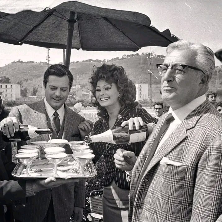 Marcello Mastroianni and Sophia Loren with director Vittorio De Sica during filming the 1964 italian movie 'Marriage Italian Style'. ♥️