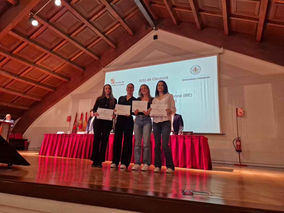 Bie_Praves's tweet photo. Hoy nuestro alumnado de 2º #BIEPraves ha asistido Acto de Clausura del #BIE 2023-2024 en el Paraninfo Palacio Conde Ansúrez de la @UVa_es 
Un acto emocionante con la tradicional entrega de Diplomas. Sus profesores y profesoras estamos orgullosos de su desempeño. 
#LaCienciaMola https://t.co/74zi6JjQs4