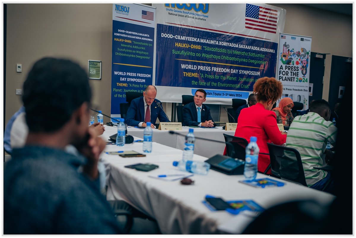 Journalism and education are fundamentally intertwined, with journalists shining a light on crucial societal issues. This vital link was emphasised today by Minister @faaraxsheekh at the World Press Freedom Day Symposium, led by @NUSOJofficial with support from the @US2SOMALIA.…