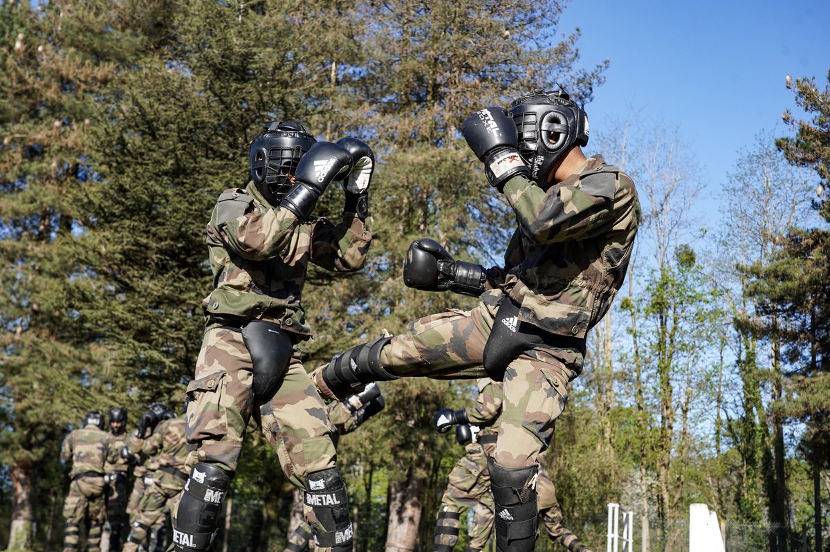 #Nouvellesrecrues
La formation générale initiale du LTN Thomas se poursuit au 1er régiment de hussards parachutistes ! 
Au programme : cours de combat corps à corps 👊