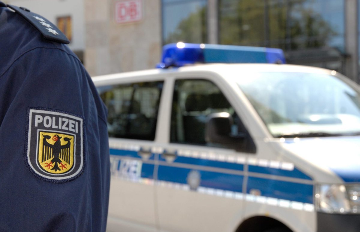 Tätlicher Angriff auf Bundespolizisten: #Berlin-Lichtenberg (ots)   Am Mittwochabend beleidigte ein alkoholisierter Mann am Bahnhof Lichtenberg mehrere Personen rassistisch und schlug um sich. Einschreitende… cityreport.pnr24-online.de/taetlicher-ang… #Blaulicht #Bundespolizei #Berlin #News