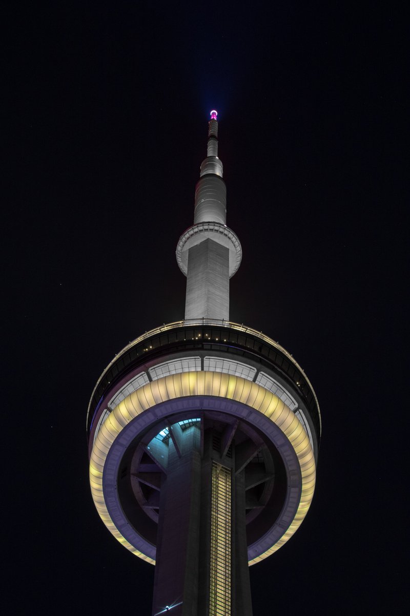 Tonight the #CNTower will be lit yellow, gray and teal for Brain Cancer Awareness Month / Ce soir la #TourCN sera illuminée en jaune, gris et bleu sarcelle pour le Mois de sensibilisation au cancer du cerveau