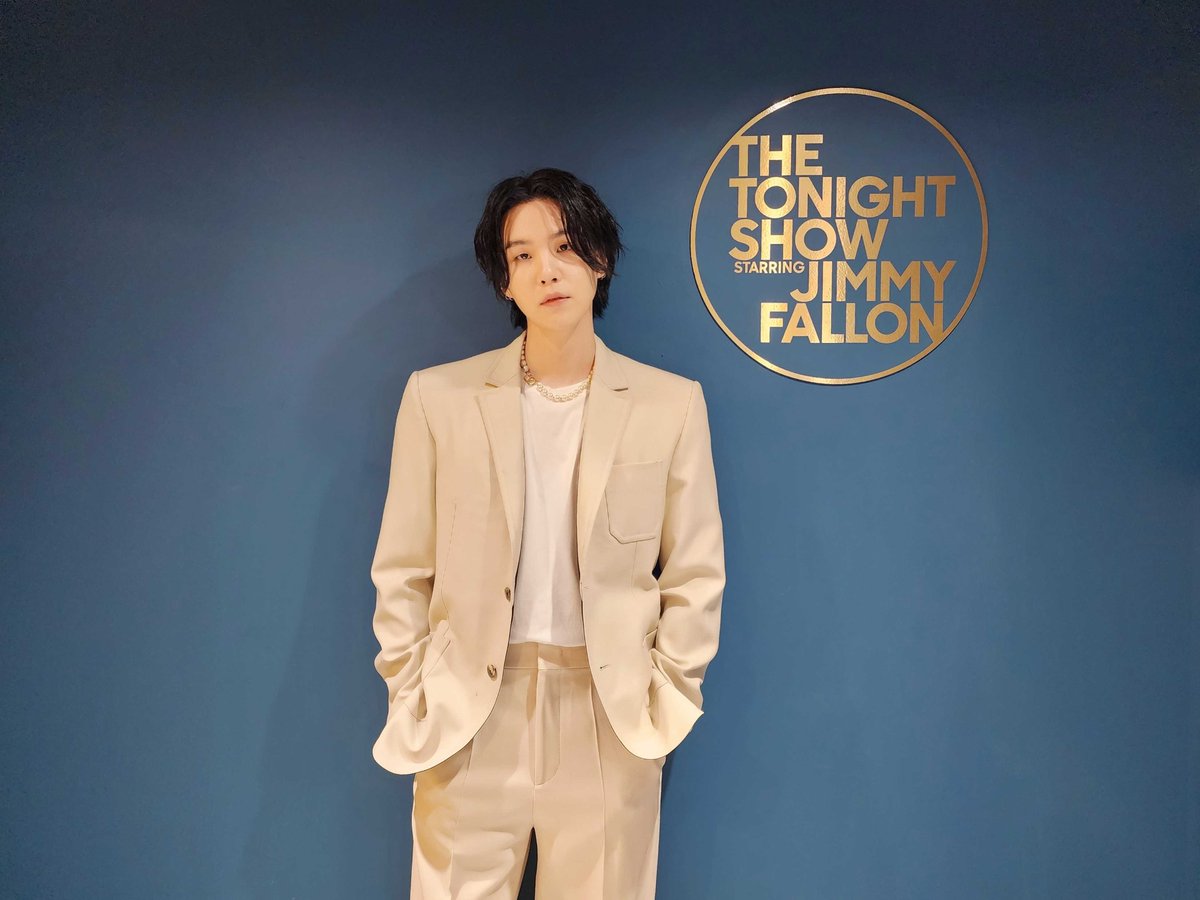 📝💭|| 1 ANO DESSE SURTOOOOO!!!

Bangtan de The Tonight Show de Jimmy Fallon com #SUGA #AgustD com esses looks incríveis!!! 🔥

#TBTUPYGBR #오늘의슈가 #슈가 #BTS #방탄소년단 #해금 #Haegeum #D_DAY #FallonTonight #SUGAonFallon