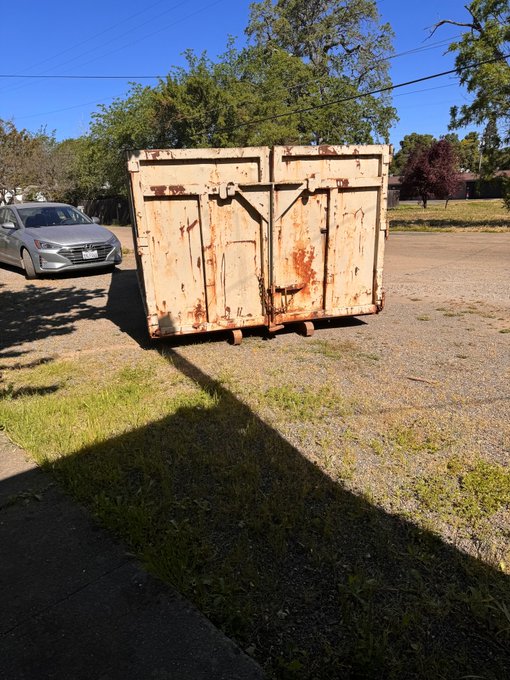 Storage bldg clean out, day one. Will be a 350 sq ft studio apt once it's renovated. https://t.co/Oe
