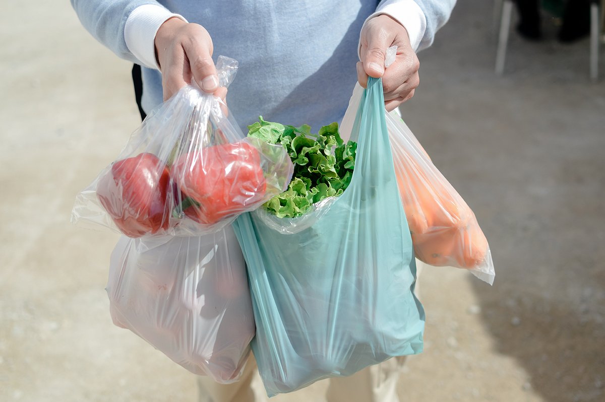 Test your recycling knowledge! True or False: Can plastic shopping bags be recycled? ♻️ ❓