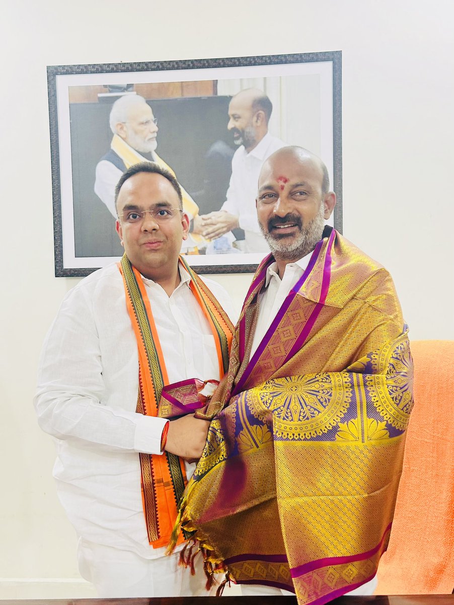 Pleased to meet @BJP4India National General Secretary & our beloved Karimnagar Lok Sabha candidate Shri @bandisanjay_bjp.

As the President of @BJP4Telangana, his leadership gave our party significant presence throughout the state. May he emerge victorious with a huge margin!