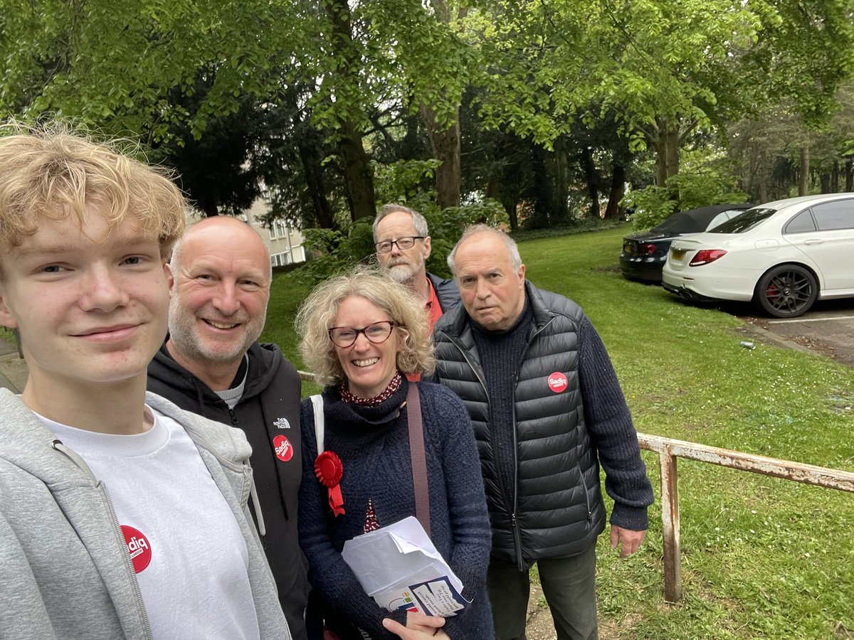 One more heave! Late shift with great #Roehampton campaigners including my boy, Nicky, getting the last votes out for @SadiqKhan, @LeonieC & @UKLabour #VoteLabour 🌹