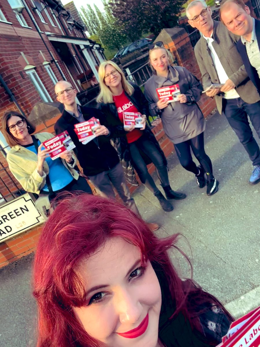 Another @LiverpoolLabour team out this evening in #BelleVale. Speaking to voters and reminding people they’ve got until 10pm to vote! #VoteLabour 🌹🌹 @MetroMayorSteve @emilyspurrell