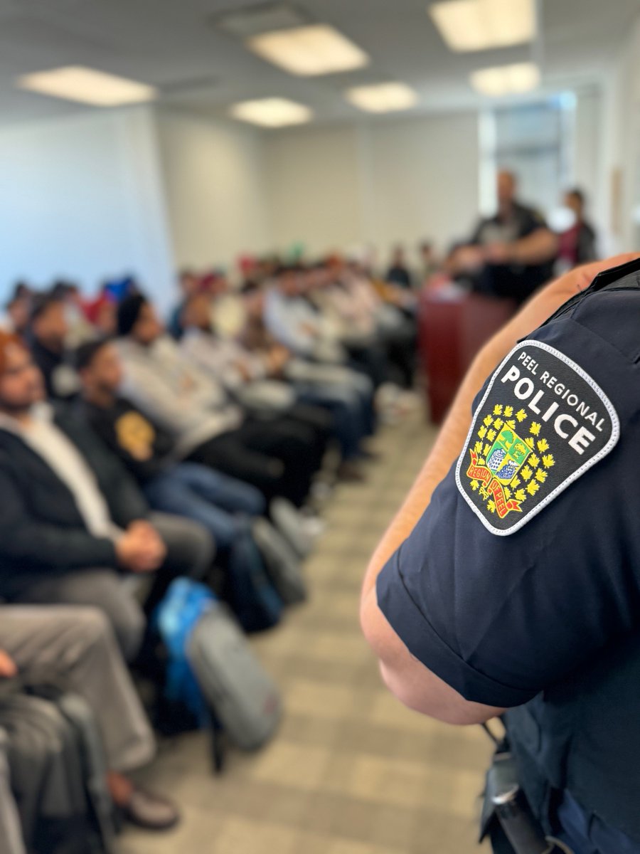 International Students welcome Officers from @PRPCSWB at Hanson College @CityBrampton. A great day to engage and educate new #internationalstudents with community safety strategies. @Peelpolice