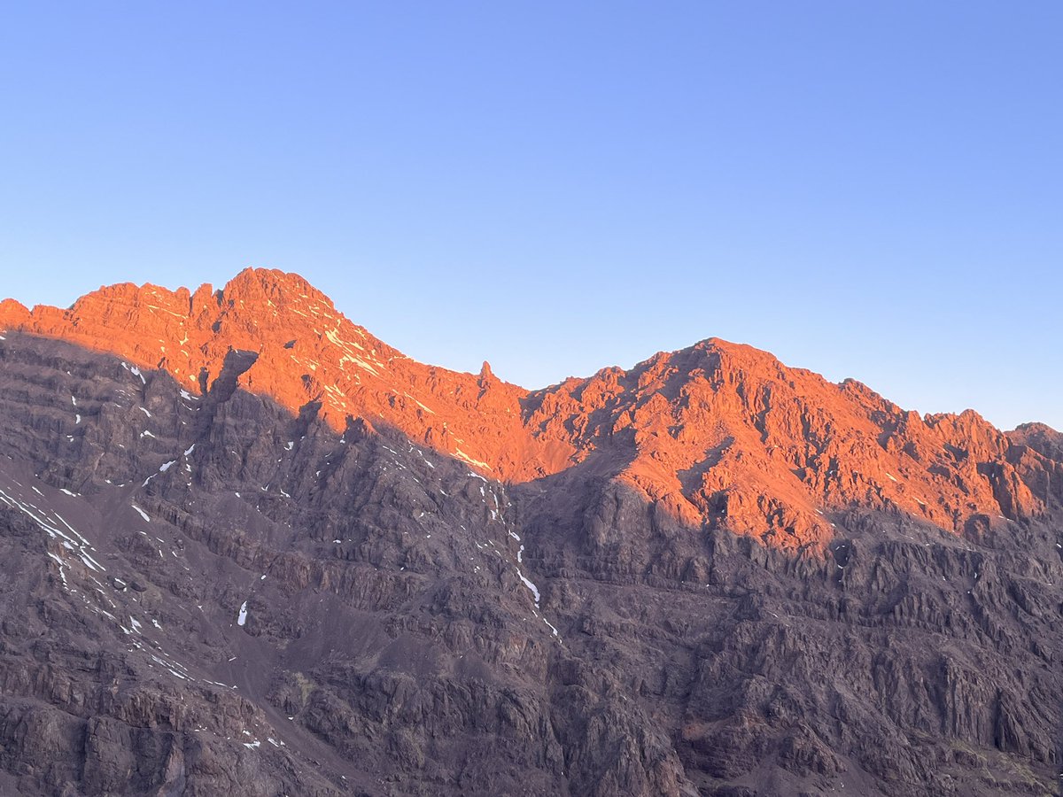 🇲🇦 Trekking Atlas Marruecos - Día 6 ¡Por fin en la cima del Toubkal, la montaña más alta de Marruecos! Tremenda aventura llegar hasta aquí tras 6 días y subir hasta sus 4167m en plena oscuridad. Experiencia tan agotadora como inolvidable. 💪🏽🏔️