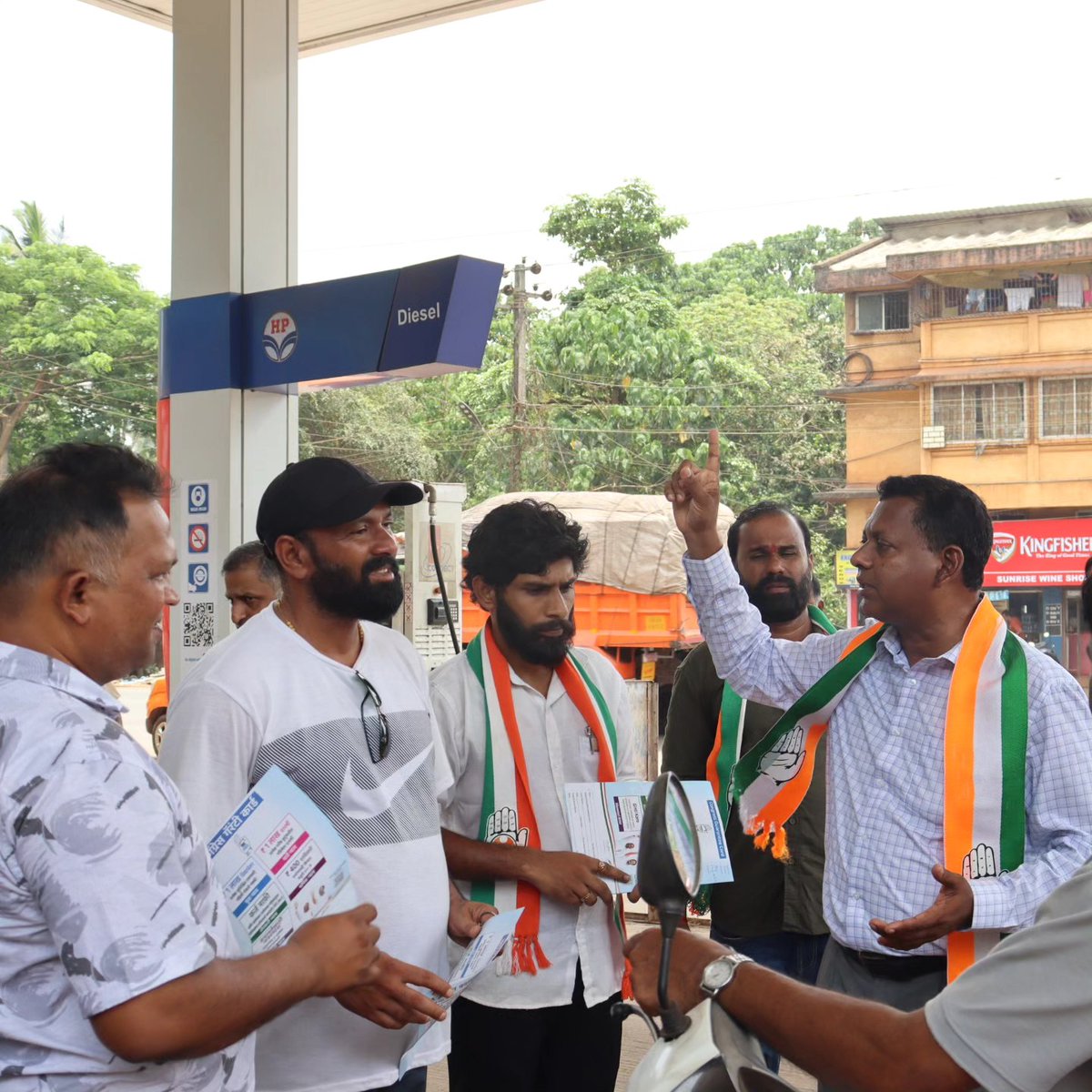 Engaging directly with the community in Sanvordem to share our vision for a stronger Goa. Let's all unite and build a future that embodies the hopes and dreams of every Goan! #HaathDegaSaathBadlengaHaalat #HaathBadlegaHaalat #CongressForProgress