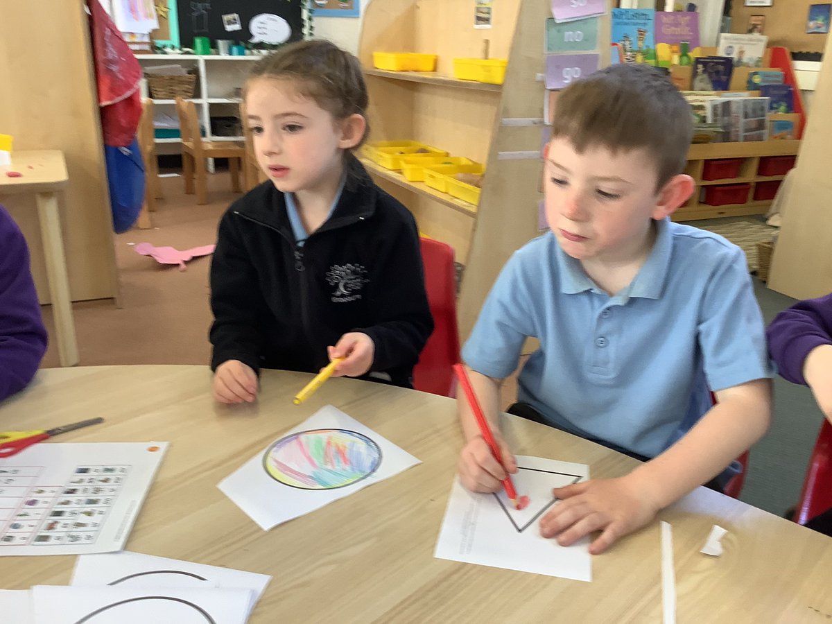 Team lions have been drawing self portraits and making badges of encouragement after reading the story Weirdo by Zaidie Smith and Nick Laird and discussing being yourself. #BraeburnEy #BraeburnEnglish #BraeburnArt @literacytree @LettersSounds