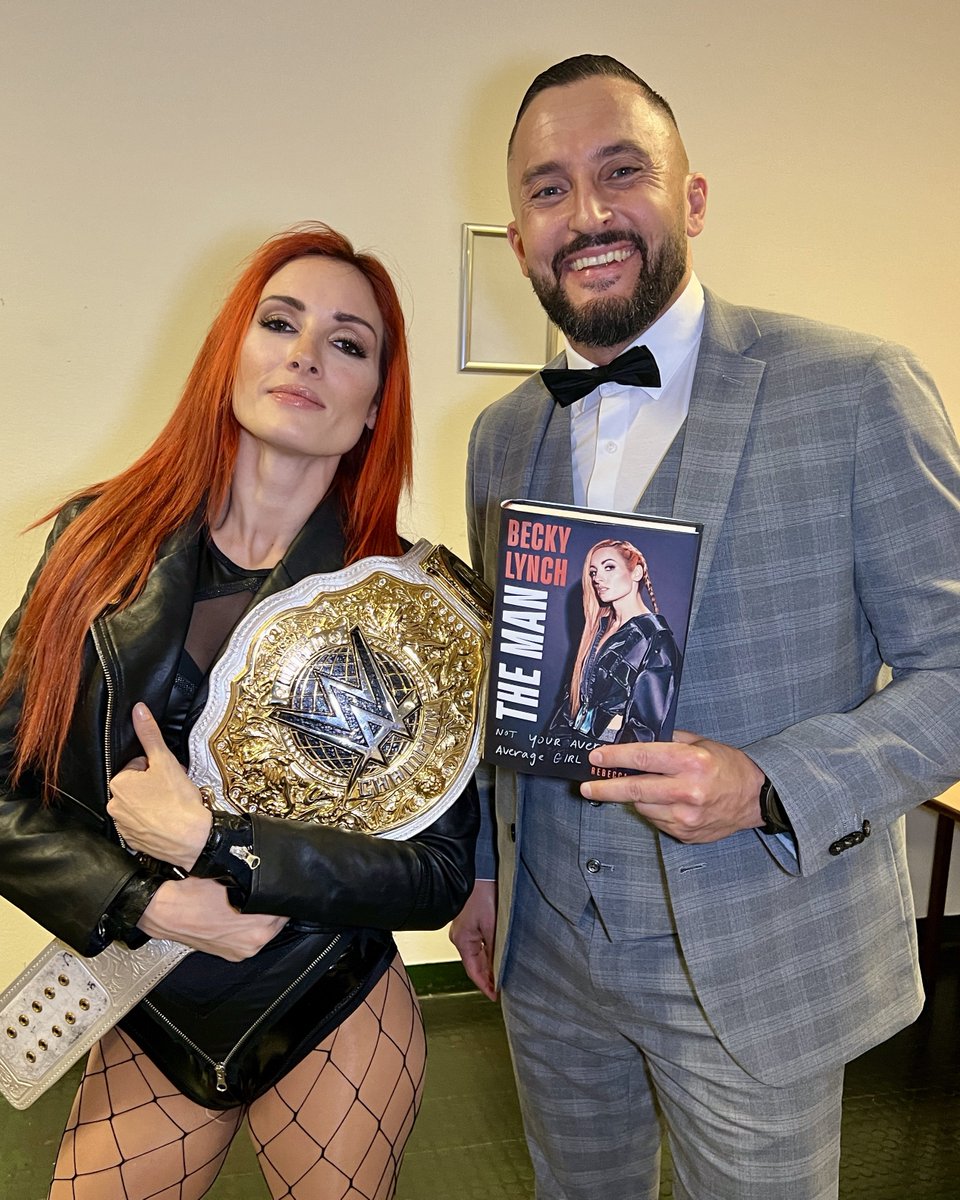 Buchbesprechung mit #TheMan! 🔥 #WWELive #WWEVienna  @BeckyLynchWWE @SebastianHackl