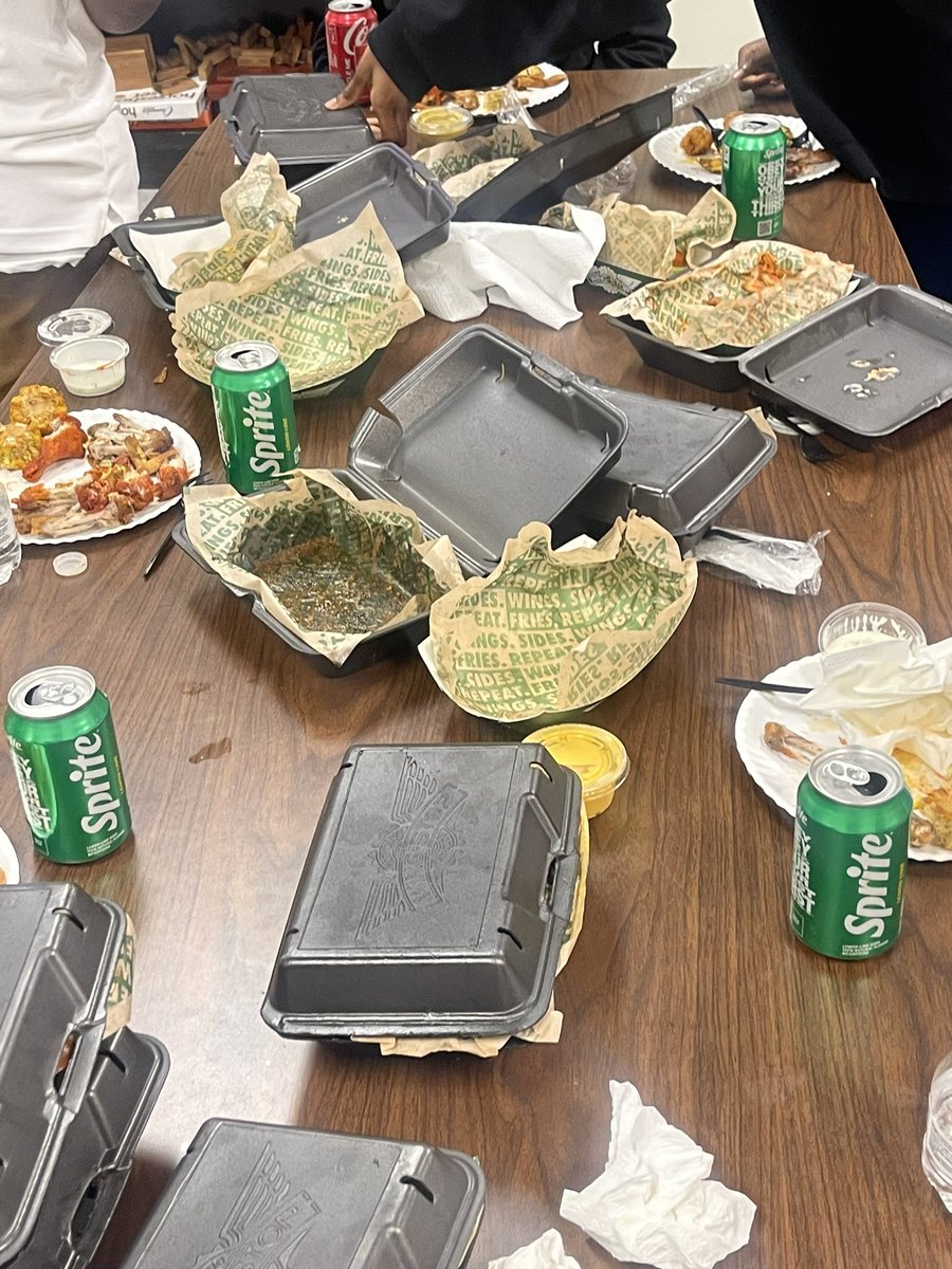 DrKatRoberson's tweet image. Today, I celebrated my outstanding office aides who helped me throughout the year with the Texan Token store. I appreciate you all so much! #wingstop #samside #myirvingisd @wingstop @IrvingISD @SamhoustonMS