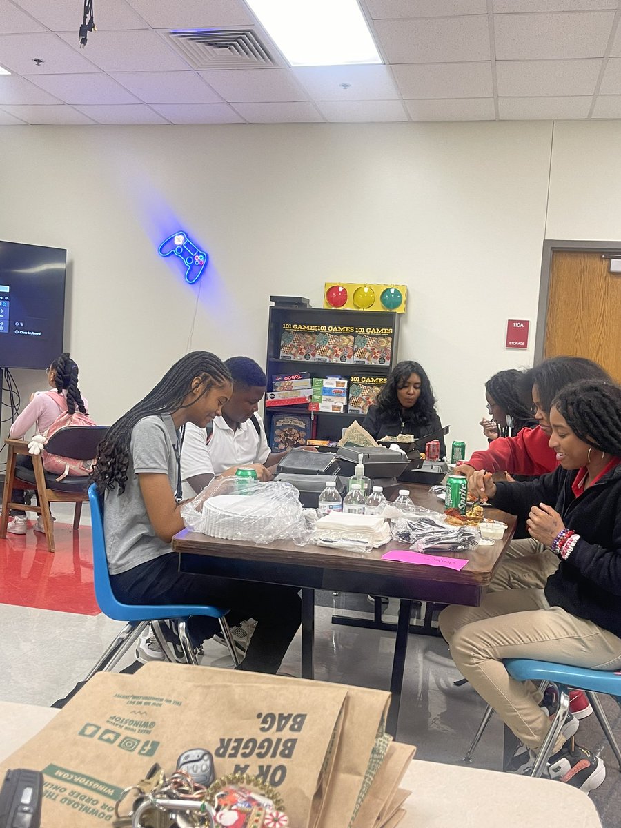 DrKatRoberson's tweet image. Today, I celebrated my outstanding office aides who helped me throughout the year with the Texan Token store. I appreciate you all so much! #wingstop #samside #myirvingisd @wingstop @IrvingISD @SamhoustonMS