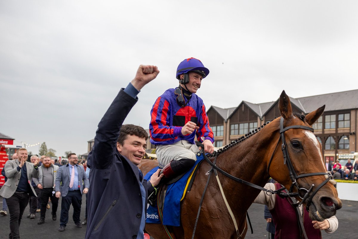 Casa No Mento sparks joyous scenes for the travelling Twiston-Davies contingent with victory in the @CloseBrothers Mares Novice Hurdle 🍾 @NigelTwistonDav | @samtwiston