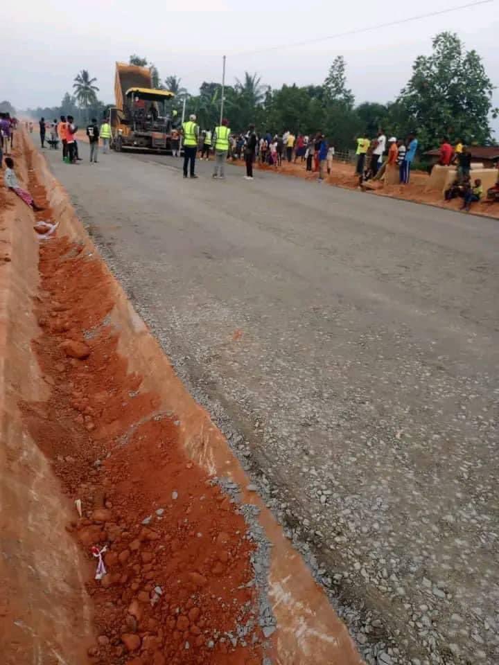 Les sources concordantes affirment l asphaltage de la route kamuesha kananga par la société arabe contractor. 
Photos prises au village sha tshikumba mpiana en allant vers la rivière lulua.
Cette route RN1 est censée relier mbuji mayi - kananga - tshikapa -Kinshasa.