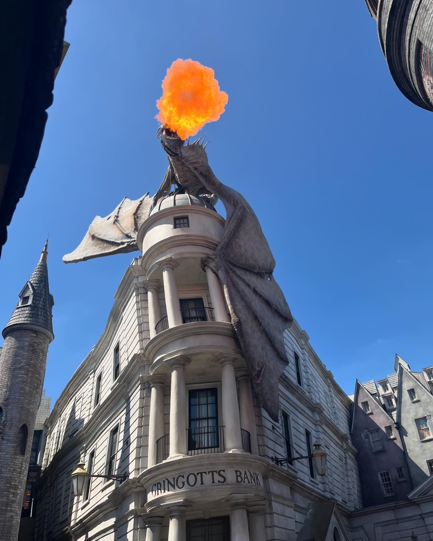 Don't you wish you could apparate down to Florida? (For the muggles out there - that means to appear magically) Like this post if you can 😉 #VisitFlorida #InternationalHarryPotterDay 📸IG: instagram.com/bookedwithmel/ 📍: The Wizarding World of Harry Potter, @UniversalORL