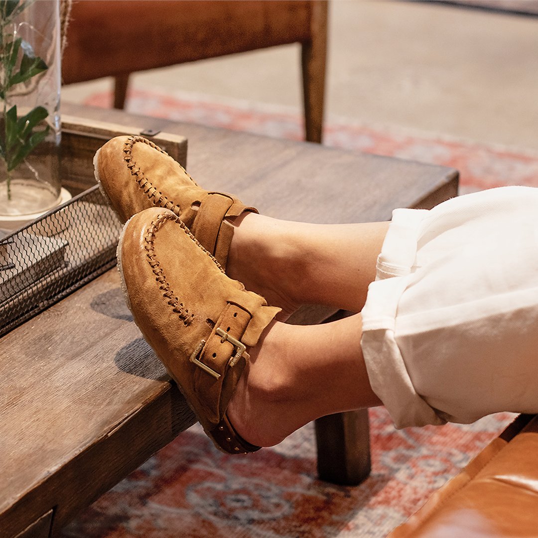 We can't get enough of the ultra-comfy Elio Clog! 🖤 #as98 #elio113362 as98.net/elio.html?utm_…