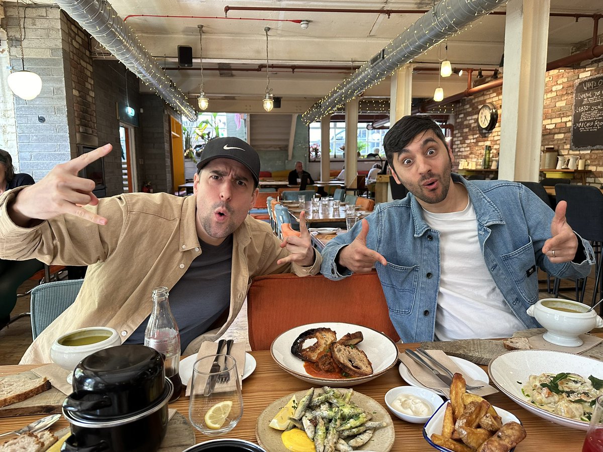 Chatting over food is always a good idea … even better when it’s with @RockKidzCam and @RockKidzSi from @RockKidzUK … absolute legends who transform school assembly halls into rock concerts and deliver amazing programmes 🎩