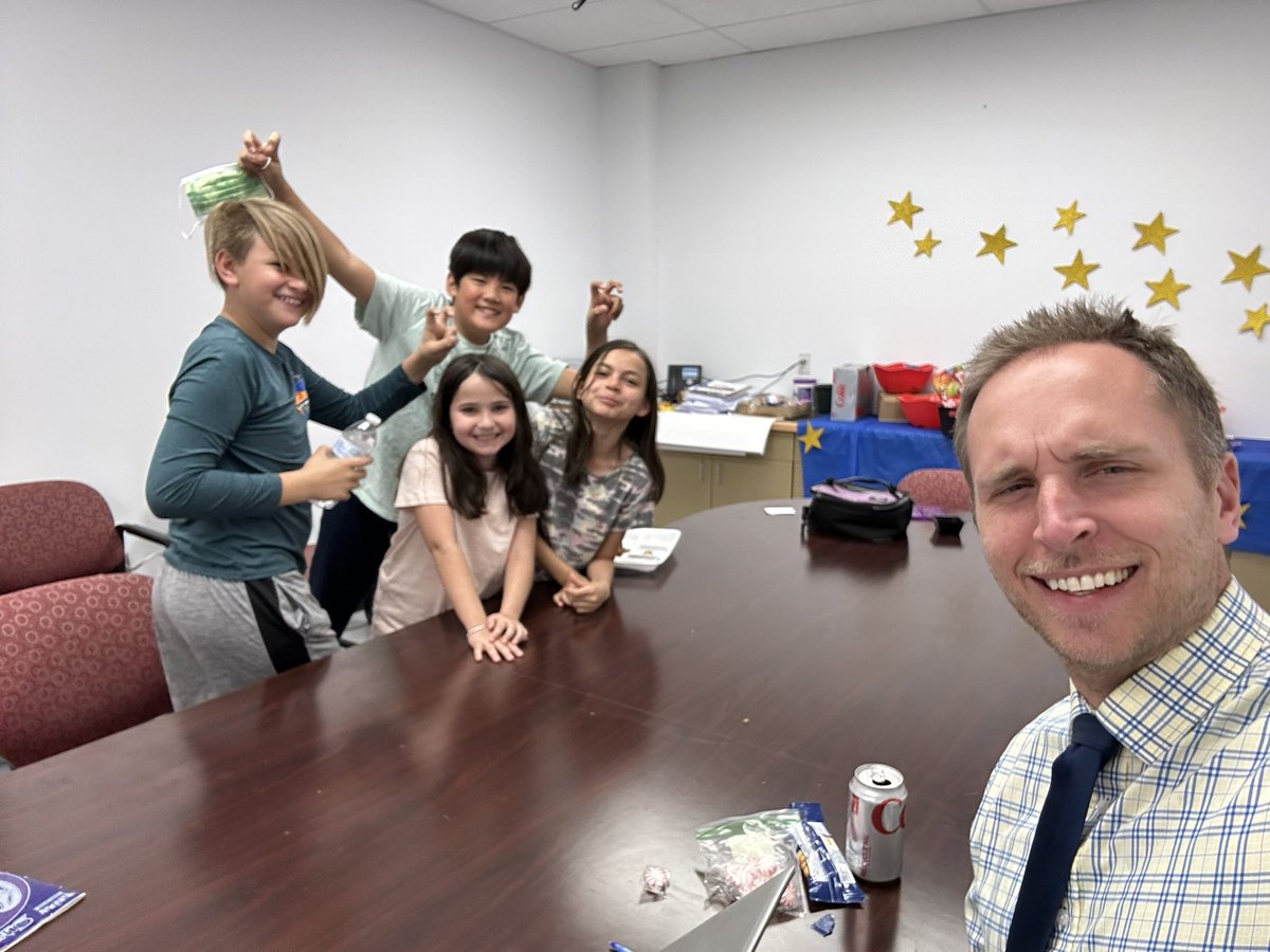 Some of our Mountain Lions earned lunch with the principal with their Pawsitive Bucks for exemplifying our ROAR expectations. Keep up the great work! #ROAR #LevelUp #ItStartsWithUs @ELPASO_ISD