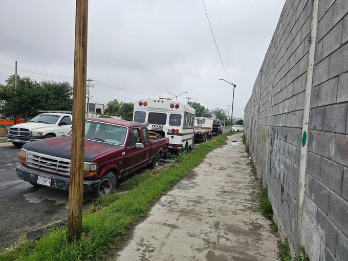 ⚠️ Vecinos denuncian que la Av Andrómeda en Valle de los Nogales #Apodaca frente al Colegio Chapultepec parece yonke por tantos camiones descompuestos abandonados por un taller mecánico de la zona ❌ estorban el carril de circulación y a algunos ya les han robado partes