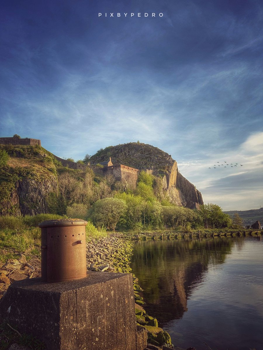 Making the most of the good weather with a post-dinner walk along the shore. 

#dumbarton #westdunbartonshire #dumbartoncastle #walking @WDwellbeing