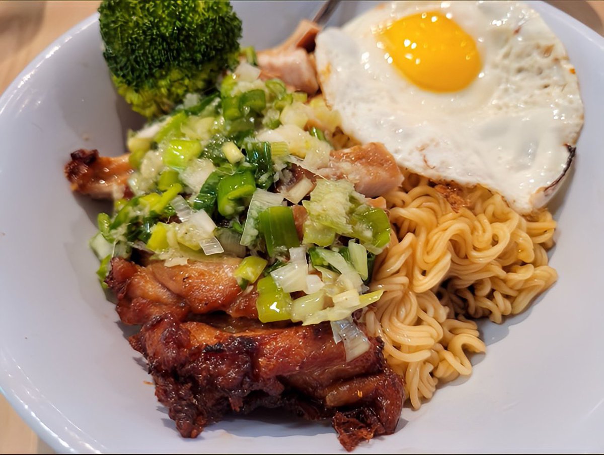 Lunch - Instant ramen 🍜 with fried chicken and egg 🤗😋 some veg 😅 #foodblogger #foodie #foodphotography #foodlovers