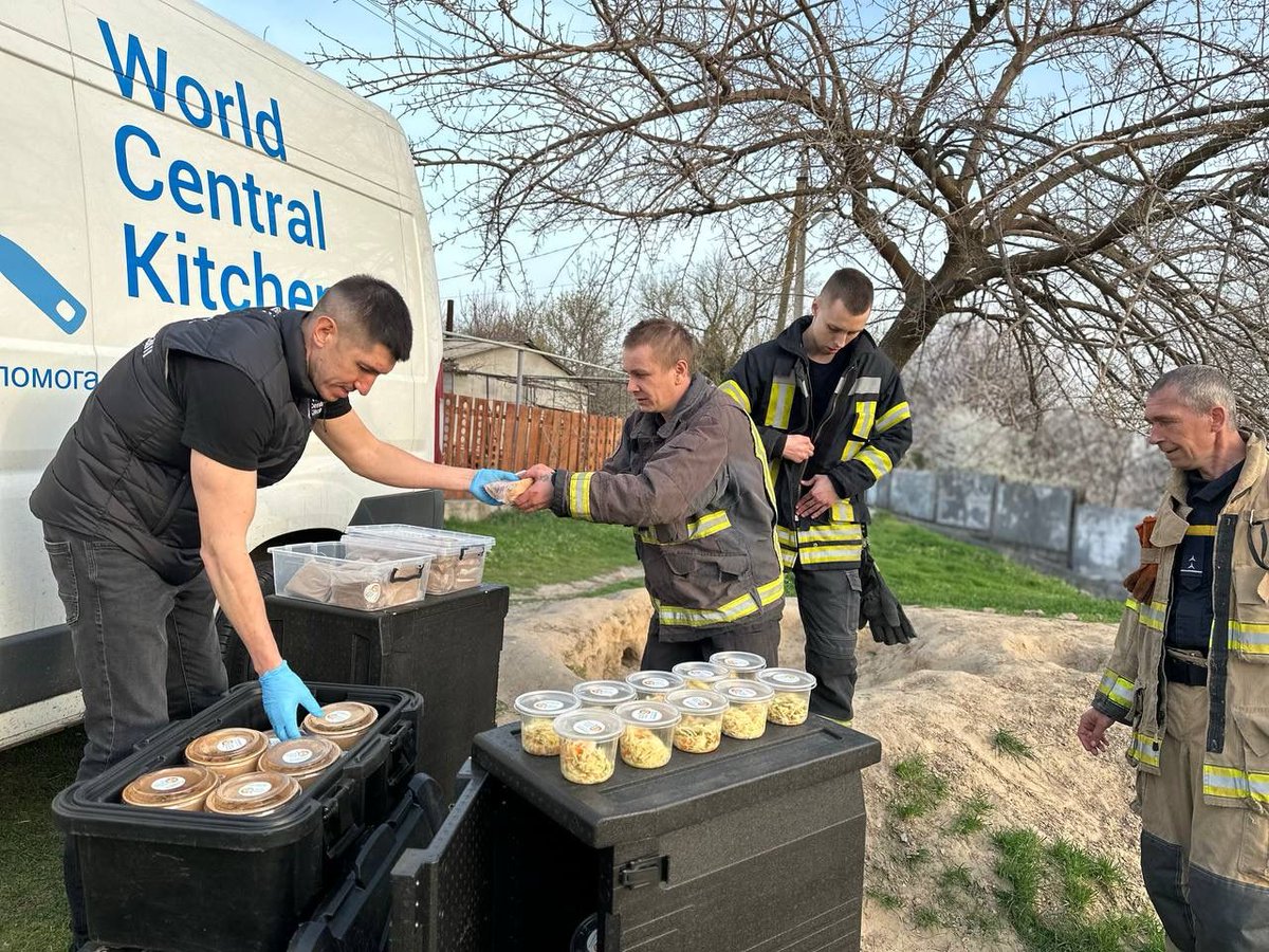 WCK teams deliver meals by any means necessary. In Zaporizhzhia, we deployed boats to provide meals to firefighters extinguishing a large blaze that ignited along the Dnipro River. The boats made it possible to reach responders working in challenging terrain.
#ChefsForUkraine