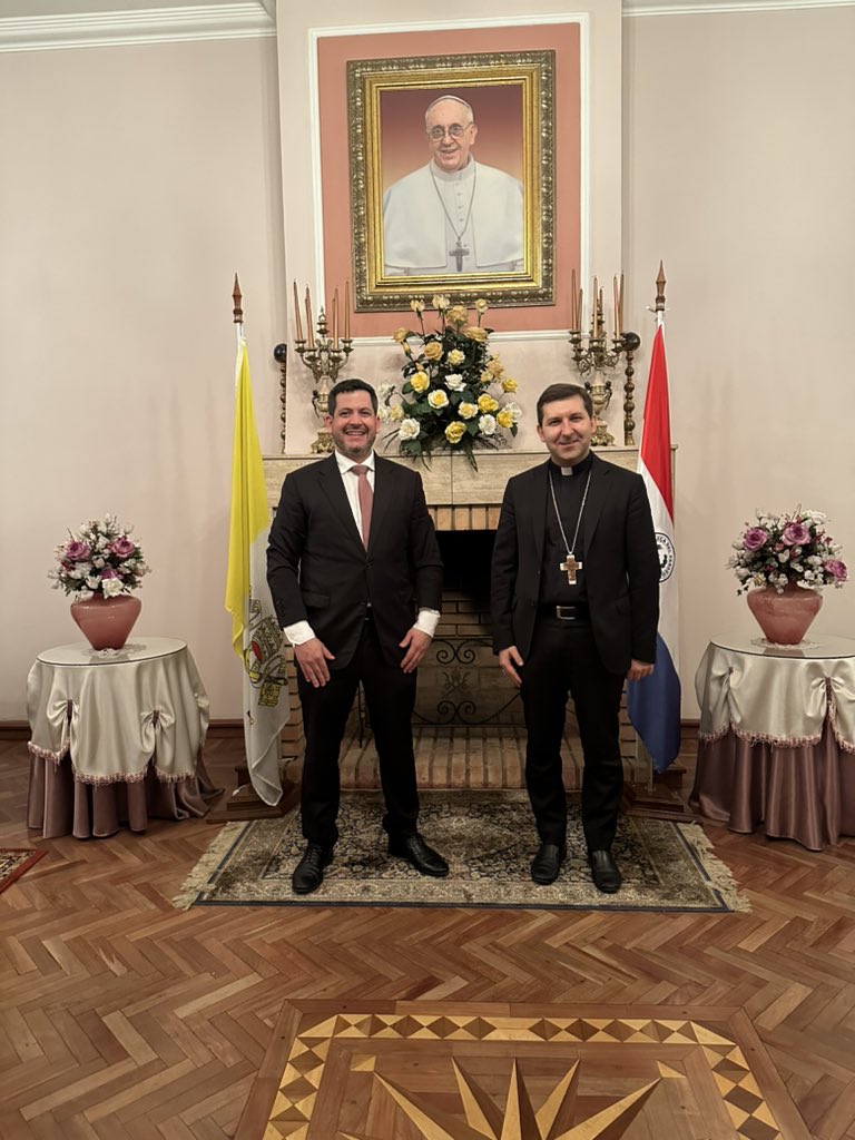 Compartí una reunión con el Nuncio Apostólico Mons. Vincenzo Turturro, ratificamos nuestro compromiso con la construcción de un país más justo, con más oportunidades y con la defensa de la vida y de la familia.