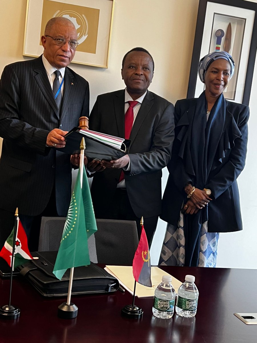 L’#Angola passe la main au #Burundi pour la Présidence du  Groupe Africain pour le mois de Mai 2024.  
La cérémonie de remise et reprise s'est déroulée ce jeudi 2 Mai au Bureau de la Représentation de notre organisation panafricaine devant l'Ambassadeur Fatima.