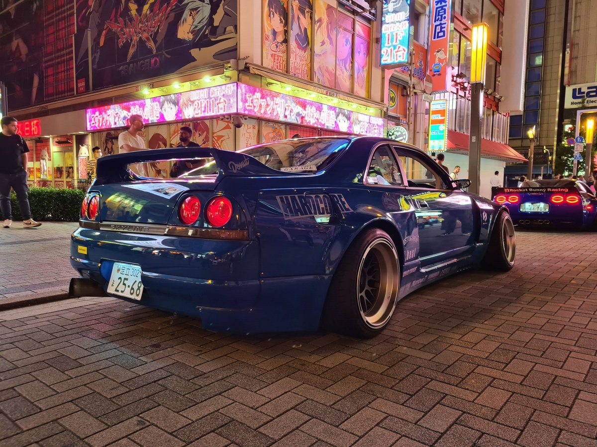 @stubbyfps @stubbyphoto how would you edit this one. took this in Tokyo and i love the all the LEDs in the background