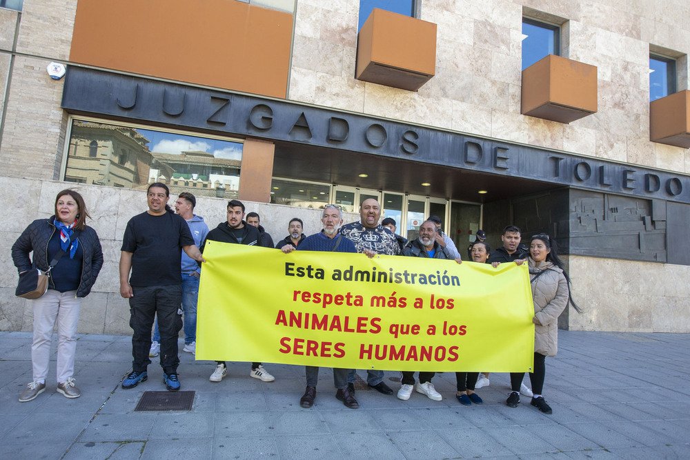 🔴El chiste se cuenta solo, a la cabeza de la pancarta, 'el Rey de los gitanos', Sinai Giménez, con múltiples antecedentes por delitos de pertenencia a organización criminal, extorsión, amenazas, blanqueo de capitales, tenencia ilícita de armas y tráfico de drogas #STOPokupas