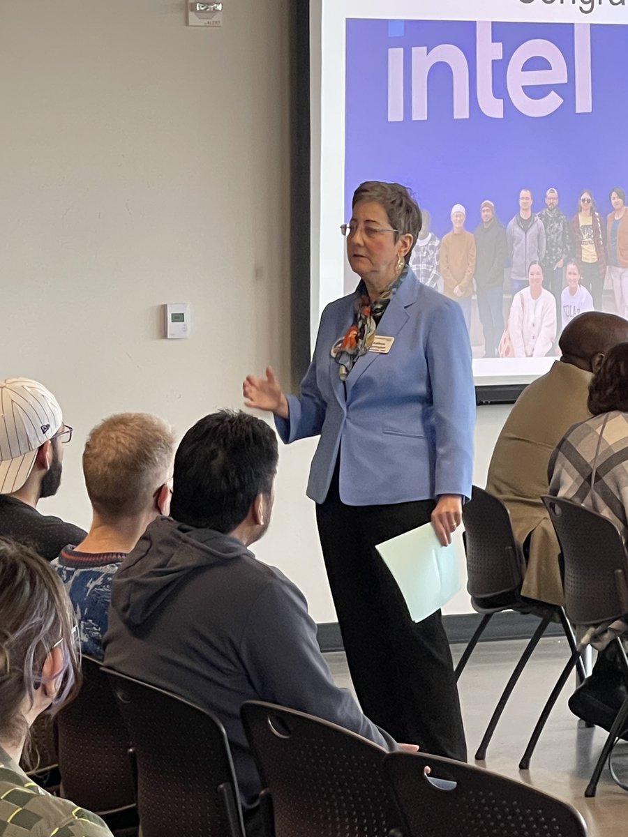 Worksystems's tweet image. The semiconductor industry, already a cornerstone of the Portland Metro economy, is poised to grow by 33% by 2030. The #QuickStart program - created specifically to meet this demand -- just graduated its 22nd cohort of students.