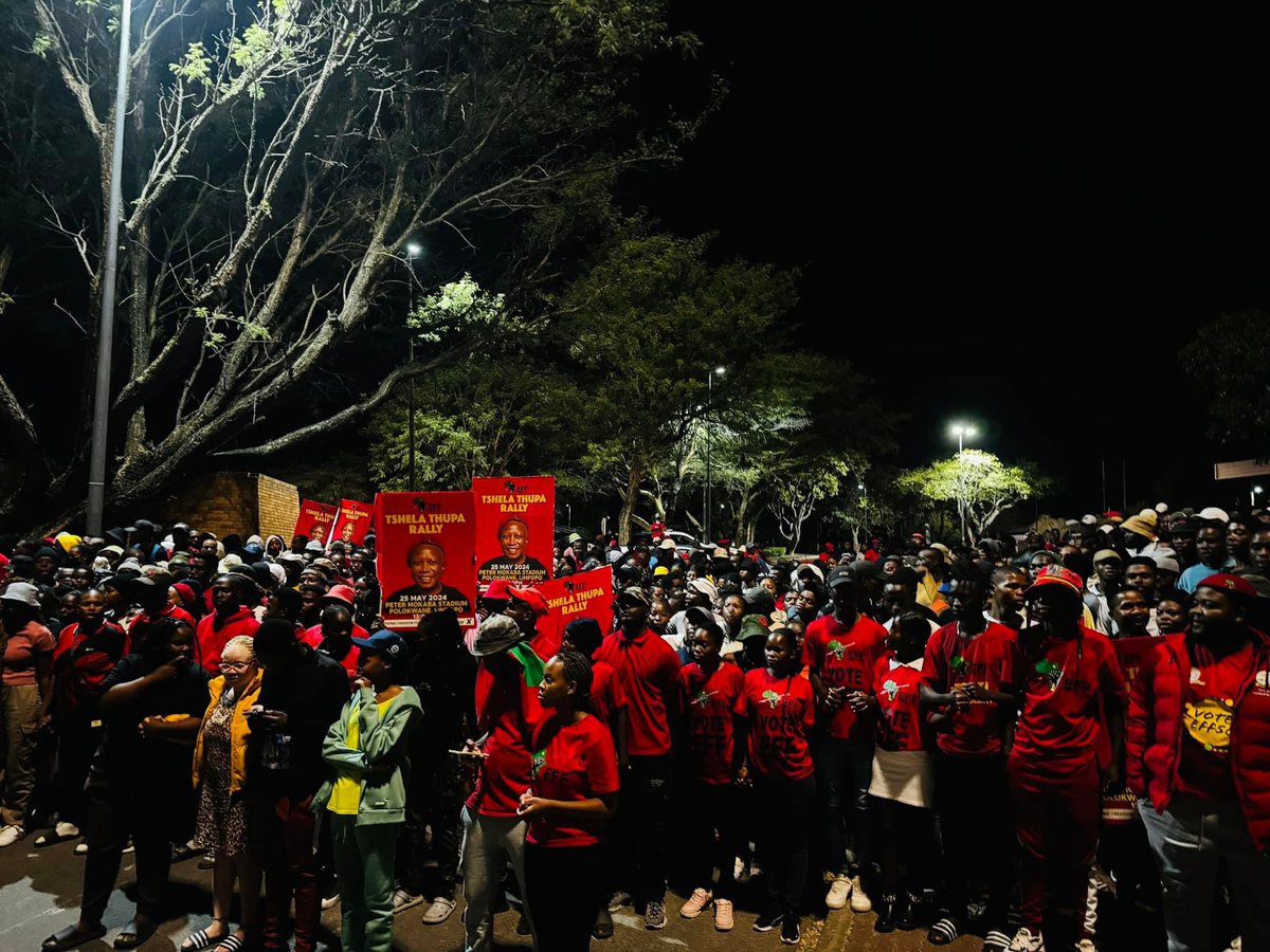 Mlungisi Madonsela Battalions at the University of Limpopo have occupied the streets of Turfloop led by the Russian Machine, Mafia Fane. 🇷🇺❤️🖤💚