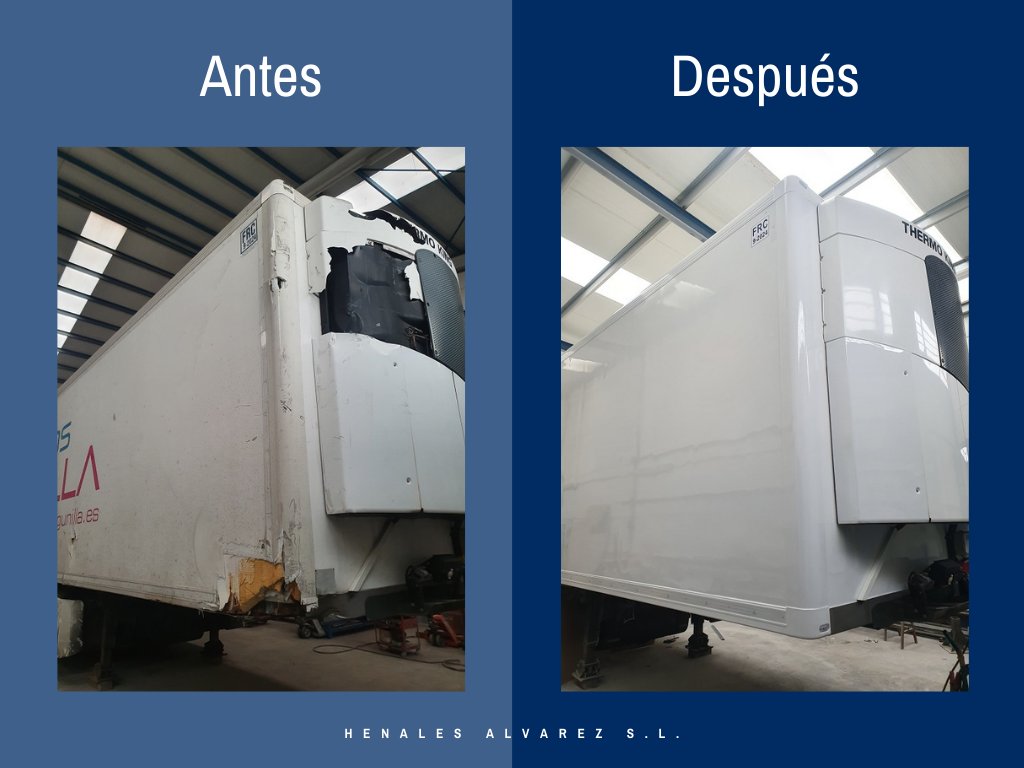 Reparación de un golpe en la esquina inferior derecha de un semirremolque frigorífico. Se ha sustituido la columna completa, esquineros y ángulo inferior de poliéster, pintando toda la zona, reparando las puertas inferiores del equipo de frío y cambiando las tapas superiores.
