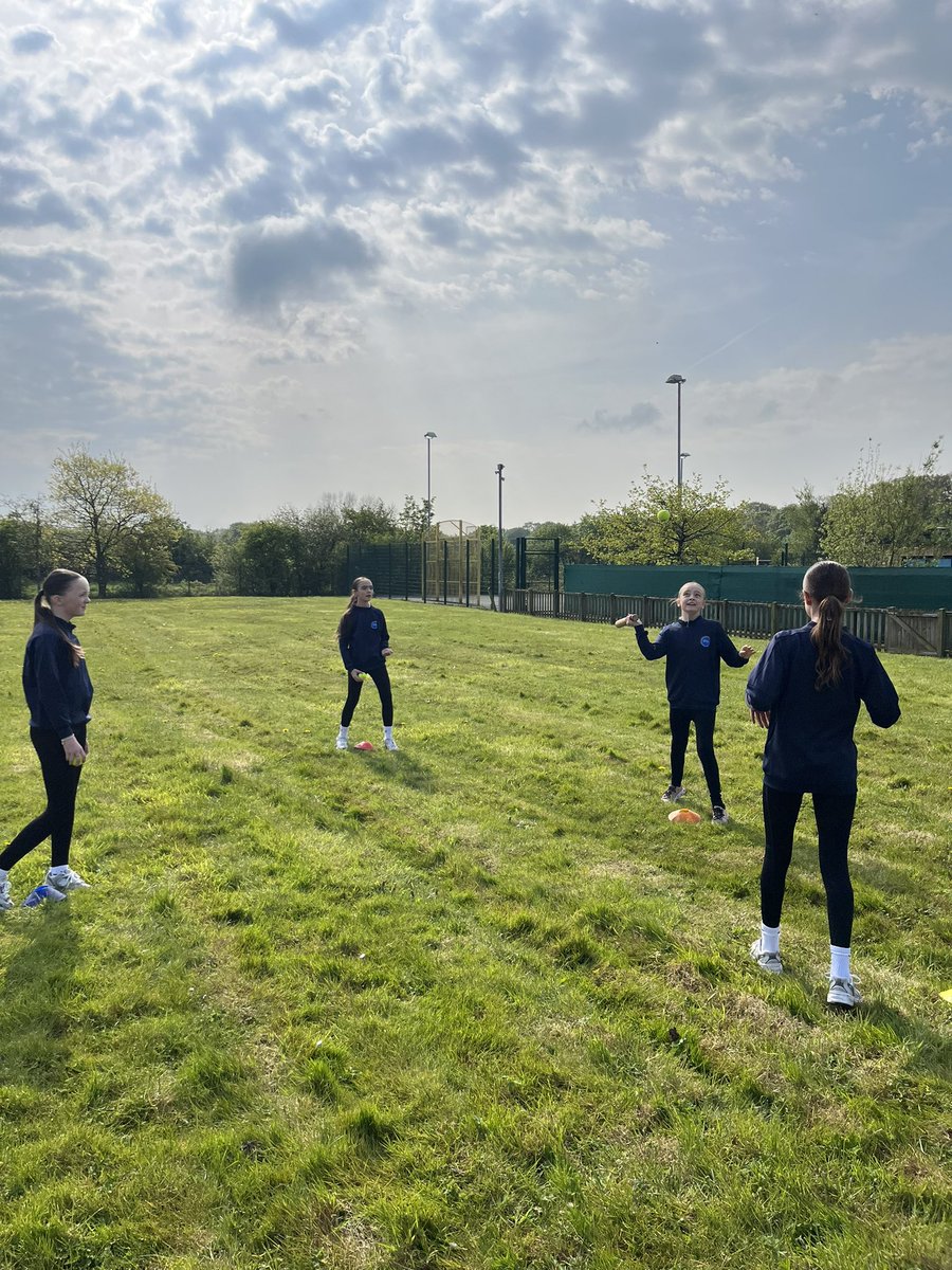 Y5/6 and Y6 have been focusing on their batting and bowling skills in rounders.