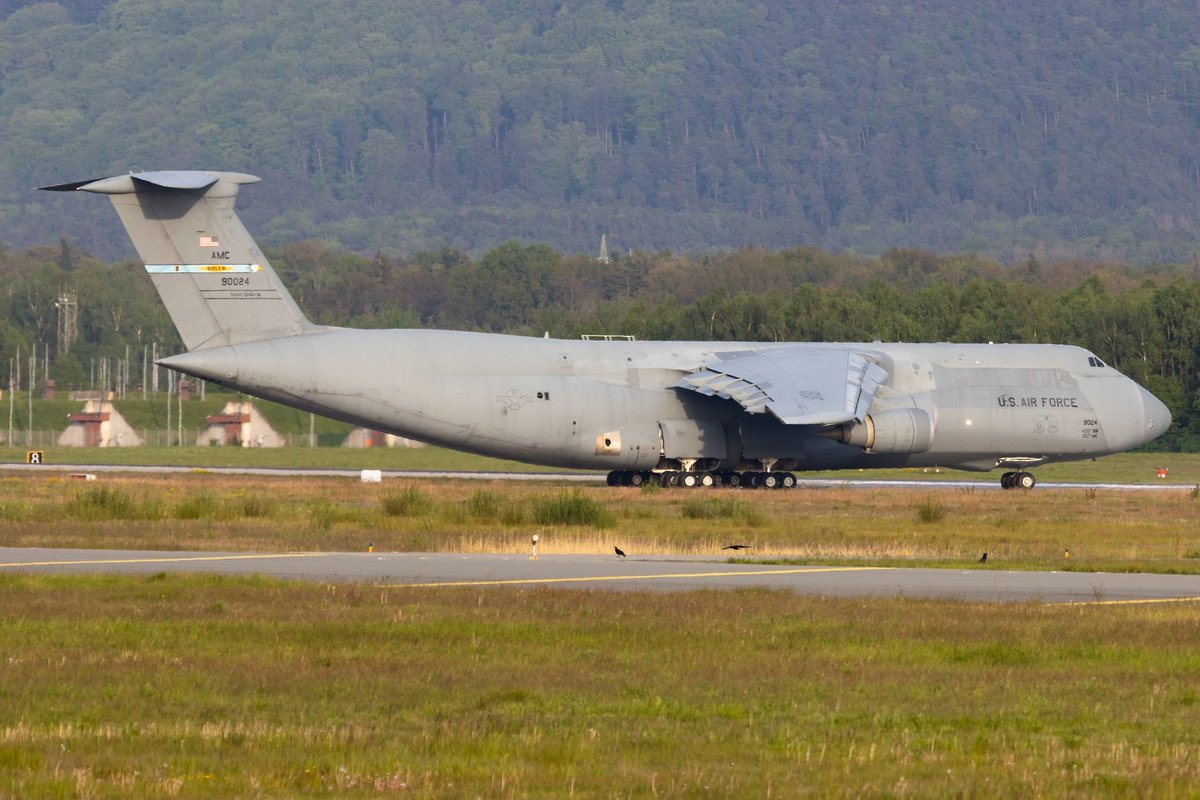 Nice C5 movements in the evening yesterday at RMS🫡 absolutely happy we finally caught the 69-0024 wich is a pretty rare airframe in Europe😁 #aviationdaily #c5 #galaxy #usaf #planespotting