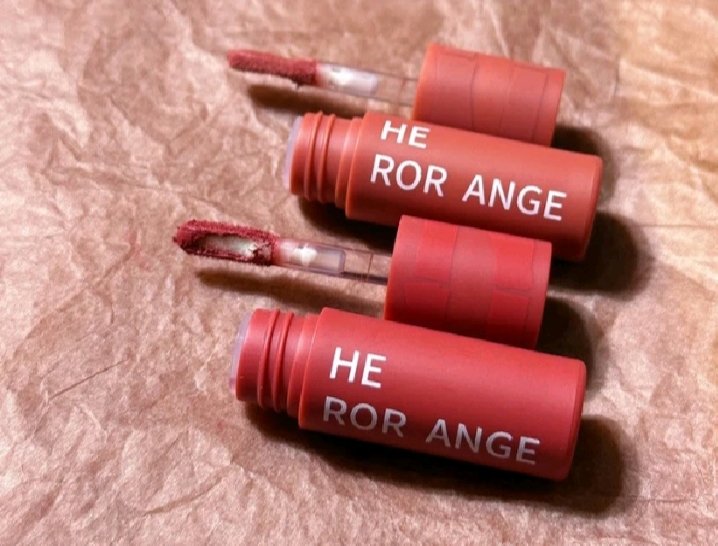 minisoqueen's tweet photo. นี่พวกแก ลิปกลอส HE ROR ANGE คือไซส์ มินิมากแต่สีออกแรงอยู่นะ เนื้อคือนุ่มและกลิ่นหอมแล้วสีทนเวอร์ https://t.co/5mCTQ7J1lM