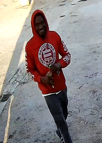 UPDATE: These two males are sought in the April 18th fatal shooting of a man at 7959 Sunbury Street.

One wore a red hoodie and the other a gray hoodie.

Tips? Call HPD Homicide 713-308-3600 or @CrimeStopHOU for up to a $5K reward.

More info at: loom.ly/ZsnT1wg

#HouNews