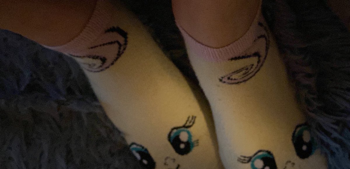 J’ai des chaussettes trop cute My Little Pony ! Ça mérite de venir m’acheter des photos en DM non ? ;) #mlp #feet #cutephotos