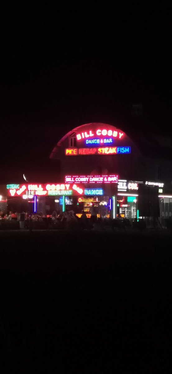 Ich hab da einen gefragt 'Bill Cosby bar. Like what the fuck?'
Und er nur so 'Yeah I know this building is old'
Jop aber echt nicht gut gealtert.