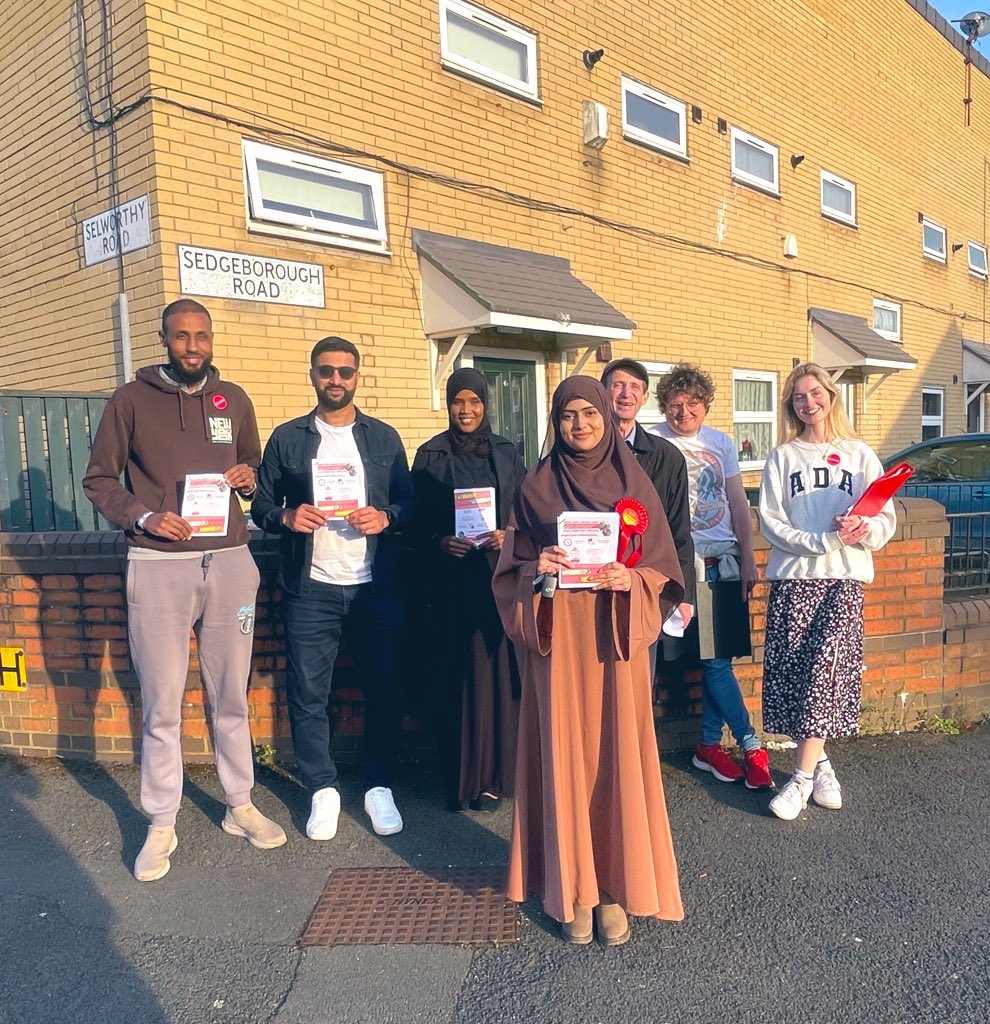 Final push on the #labourdoorstep this evening in Moss Side! Hoping to get the hardworking @Esha4MossSide elected as one of Manchester’s newest councillors & @AndyBurnhamGM re-elected as Mayor. Always inspiring to see young people standing for office 👏🏼 #VoteLabour 🌹 🗳️ 🐝