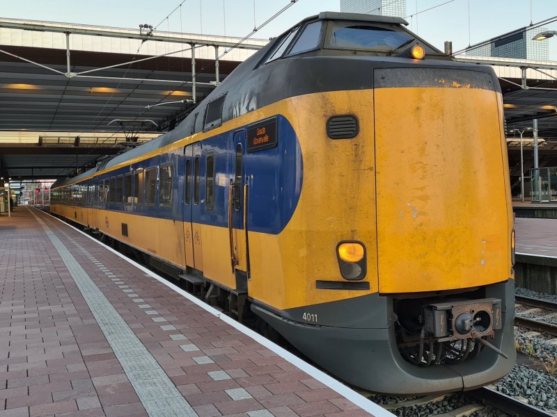 De oudste Koploper (ICM 4011) rijdt vandaag zijn laatste rit in de reizigersdienst. Hierna komt er een einde aan de inzet van de eerste gebouwde serie waarvan er 39 stuks van waren gebouwd.
treinenweb.nl/nieuws/10571/o…

#ns #trein #treinleven #openbaarvervoer #nederlandsespoorwegen