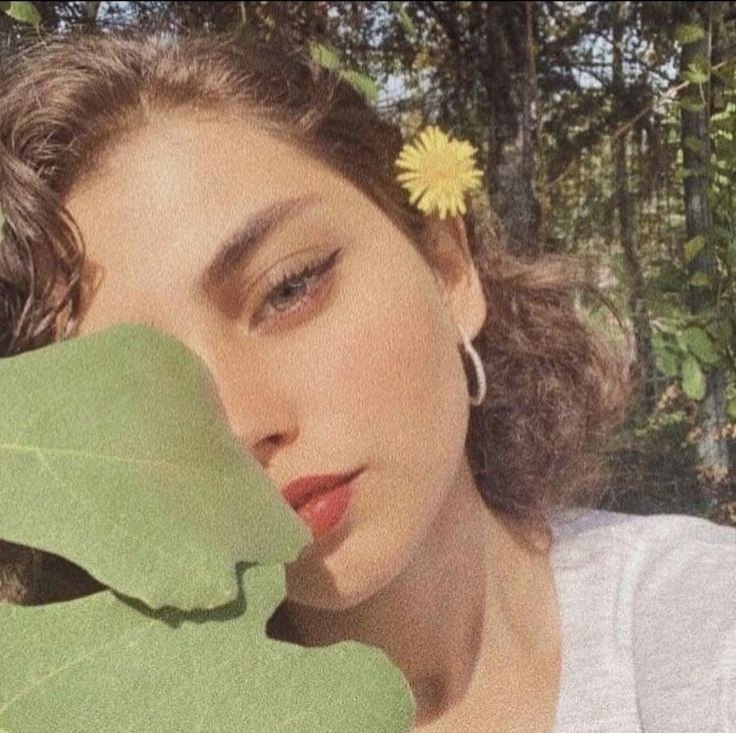 كالغيم لا يعيق سيري أحد .💕
Like clouds, no one hinders my walk.