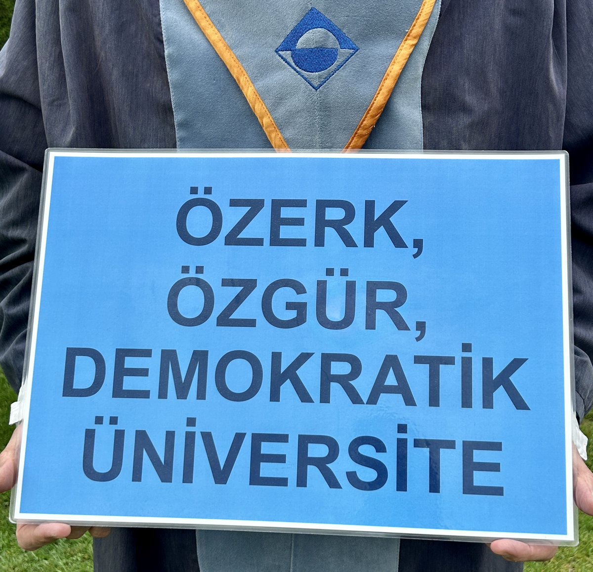 2 Mayıs 2024 Boğaziçi Üniversitesi Akademisyenleri Nöbeti no. 824. Direnişin 174. haftası/1215. günü @UniBogazici #KabulEtmiyoruzVazgeçmiyoruz ✌🏽
May 2, 2024 Bogazici University Faculty Vigil #824/174th week/1215th day of the resistance @unibogazici_en #WeDoNotAcceptWeDoNotGiveUp