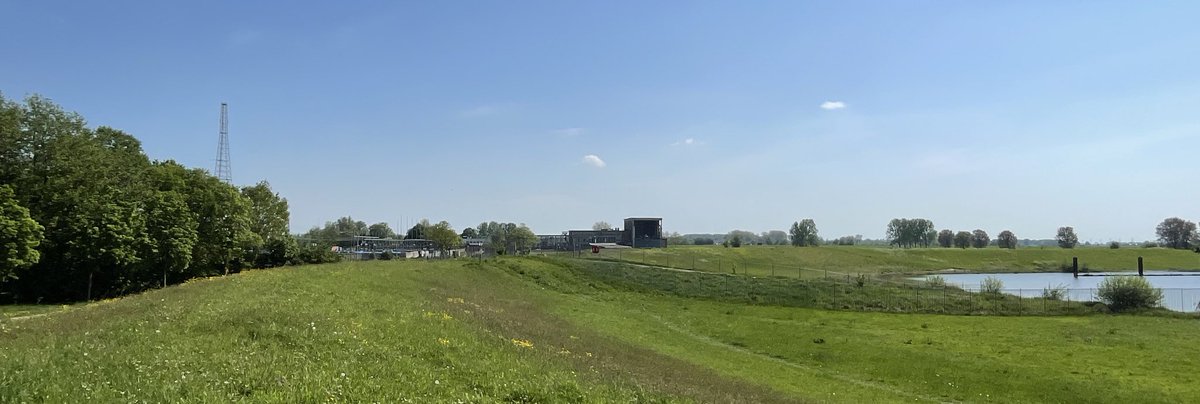 Vanmiddag rond Zwolle gefietst, mijmerend bij de vervallen IJsselcentrale kwam de gedachte dat dit wel een hele mooie locatie om weer meer te doen met grootschalige energieopwekking. Prima aan het hoofdnet verbonden.
